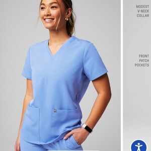 Fabletics Method 2 Pocket Scrub Top in Light Blue Size Small